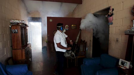 Nhân viên y tế ở El Salvador đang khử trùng một khu dân cư để ngăn chặn vi rút Zika.